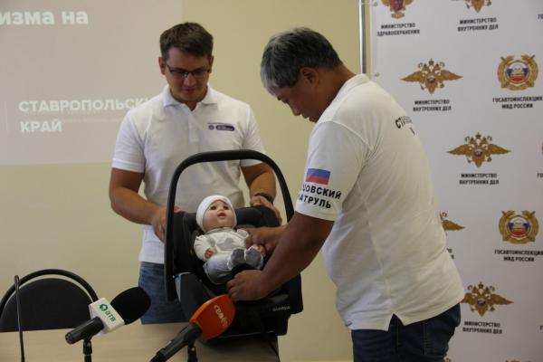 Ставропольских молодых мам прямо в роддоме обучают перевозить в машине детей правильно